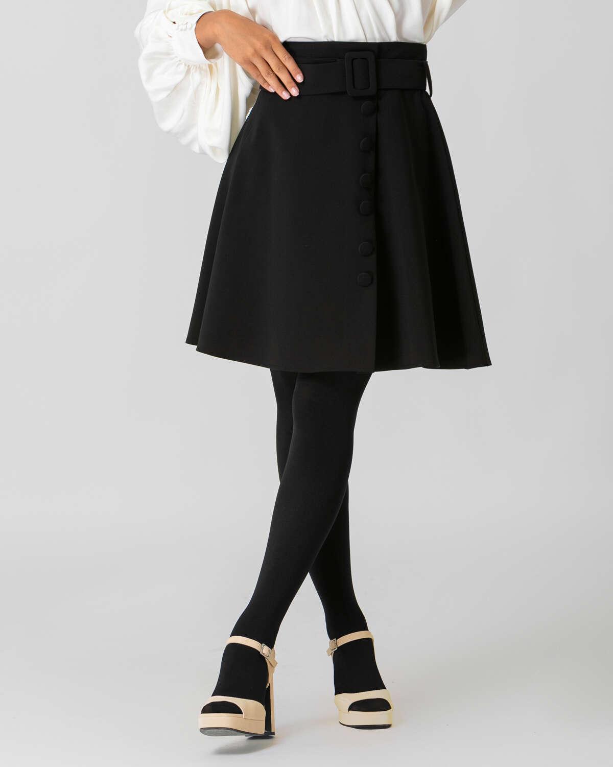 Μαύρη mini φούστα σε άλφα γραμμή, με κουμπιά στο μπροστινό μέρος, φερμουάρ στο πίσω μέρος και ασορτί αποσπώμενη ζώνη. Εμφάνιση από μπροστά.