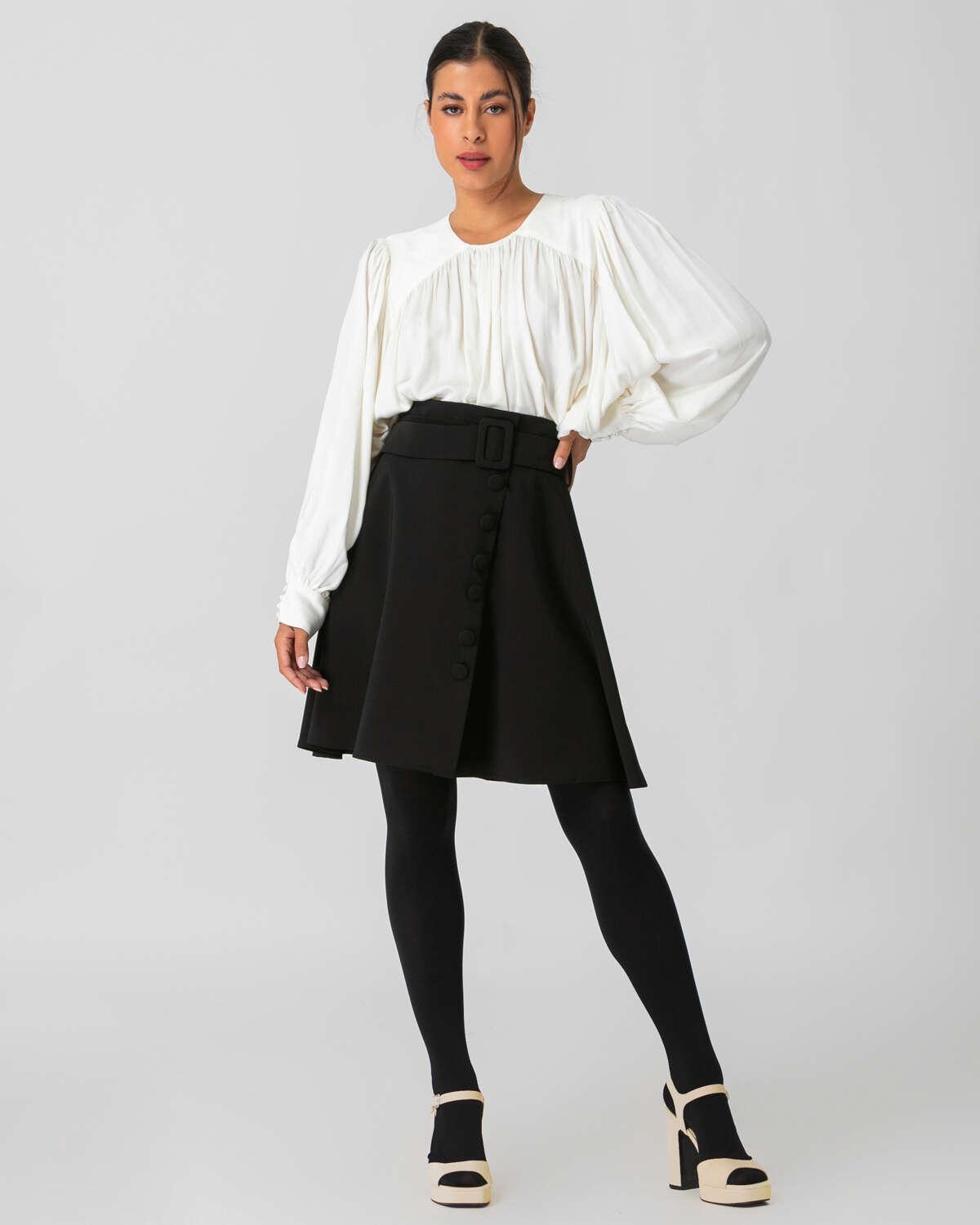 Μαύρη mini φούστα σε άλφα γραμμή, με κουμπιά στο μπροστινό μέρος, φερμουάρ στο πίσω μέρος και ασορτί αποσπώμενη ζώνη. Εμφάνιση από μπροστά.