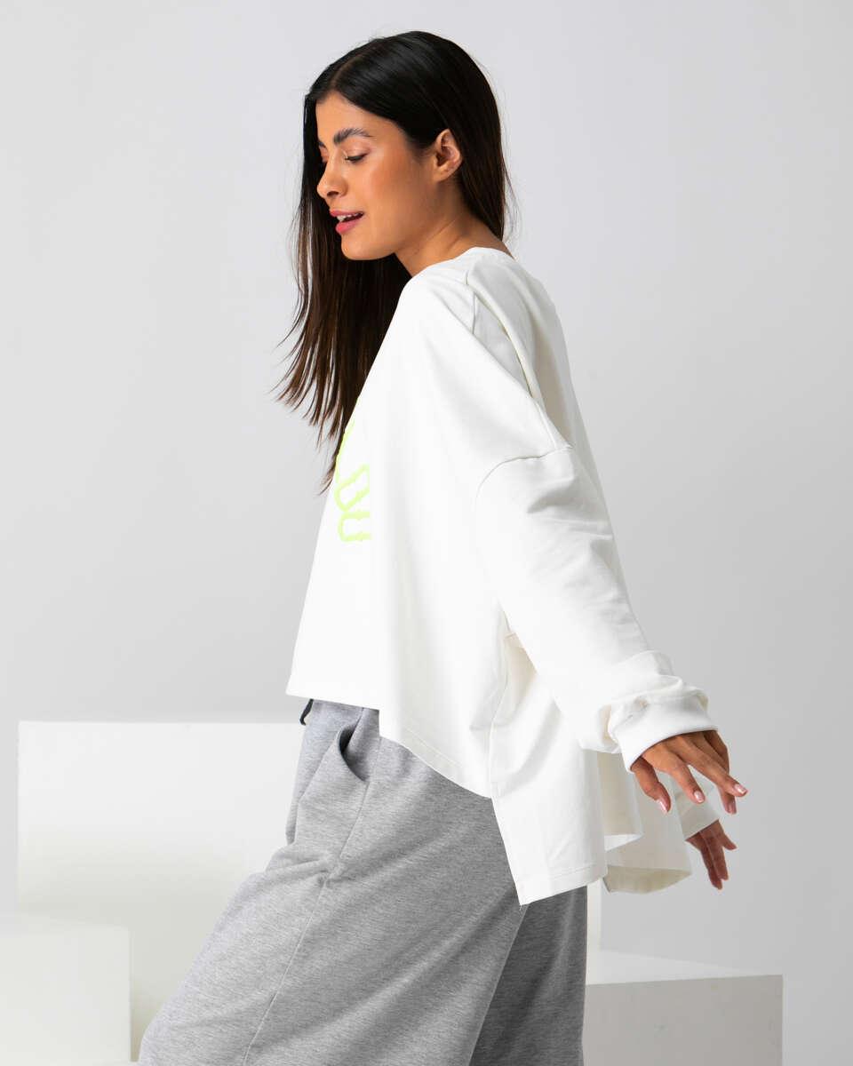 Oversized εκρού φούτερ μπλούζα με τυρκουάζ γράμματα sourloulou. Πλαϊνή απεικόνιση.