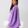 Oversized λιλά φούτερ μπλούζα με τυρκουάζ γράμματα sourloulou. Πλαϊνή απεικόνιση.