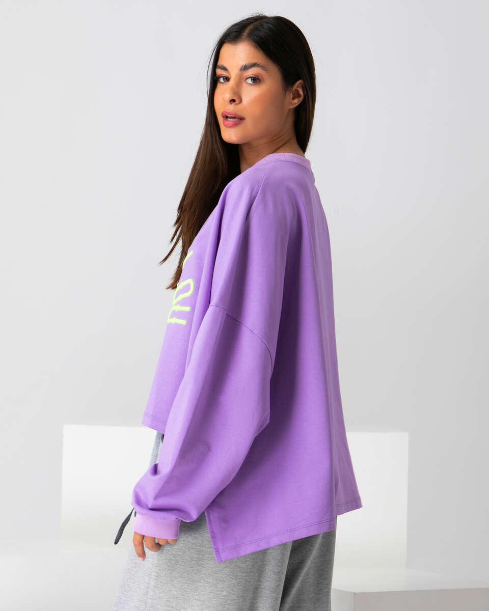Oversized λιλά φούτερ μπλούζα με τυρκουάζ γράμματα sourloulou. Πλαϊνή απεικόνιση.
