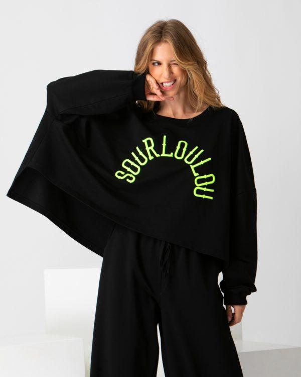 Oversized μαύρη φούτερ μπλούζα με τυρκουάζ λογότυπο της sourloulou. Εμφάνιση μπροστά