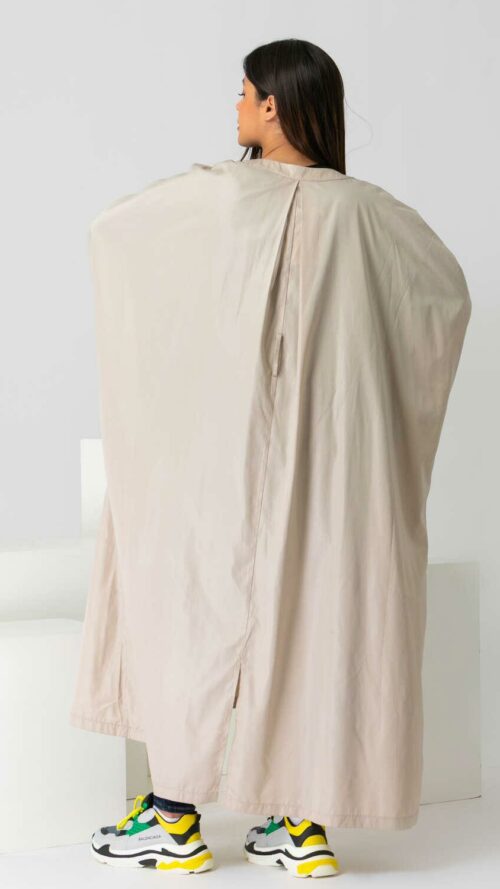 Oversized μαντό με τσέπες μπεζ από πίσω