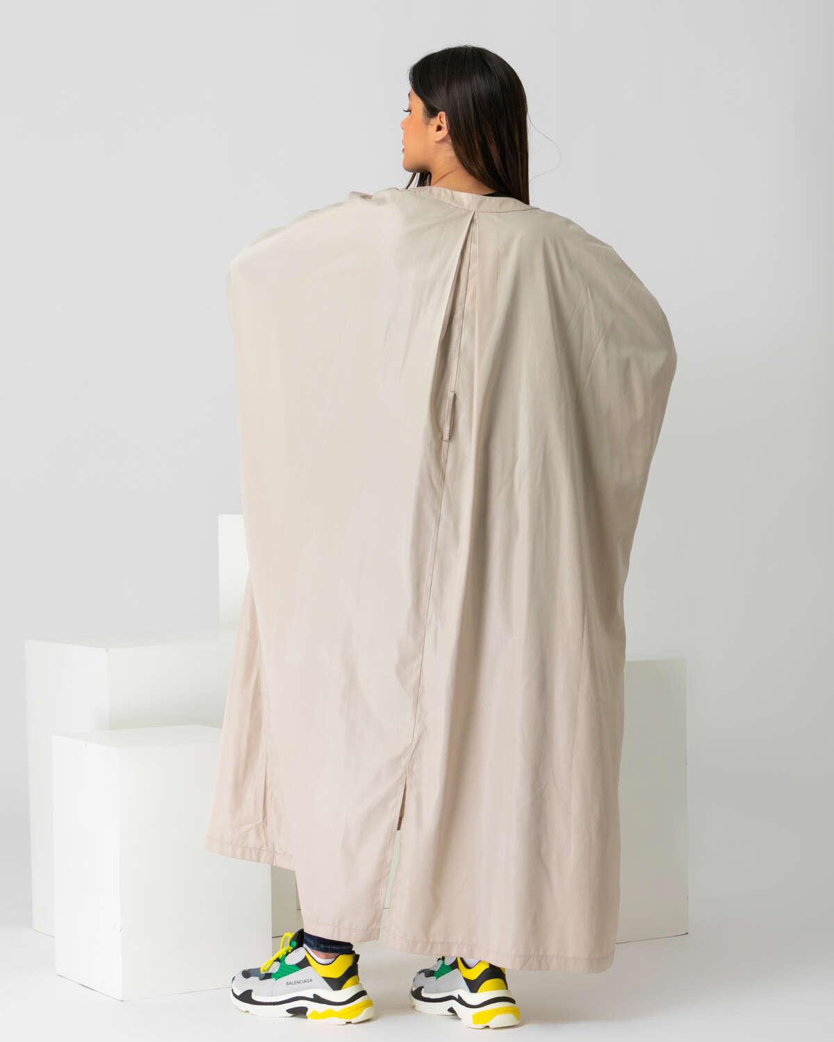 Oversized μαντό με τσέπες μπεζ από πίσω