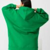 Πράσινη oversized ζακέτα με σκούφο, εμφάνιση από πίσω.