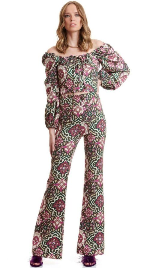 Ψηλόμεση εμπριμέ παντελόνα καμπάνα με φερμουάρ στο πλάϊ. Εμφάνιση από μπροστά