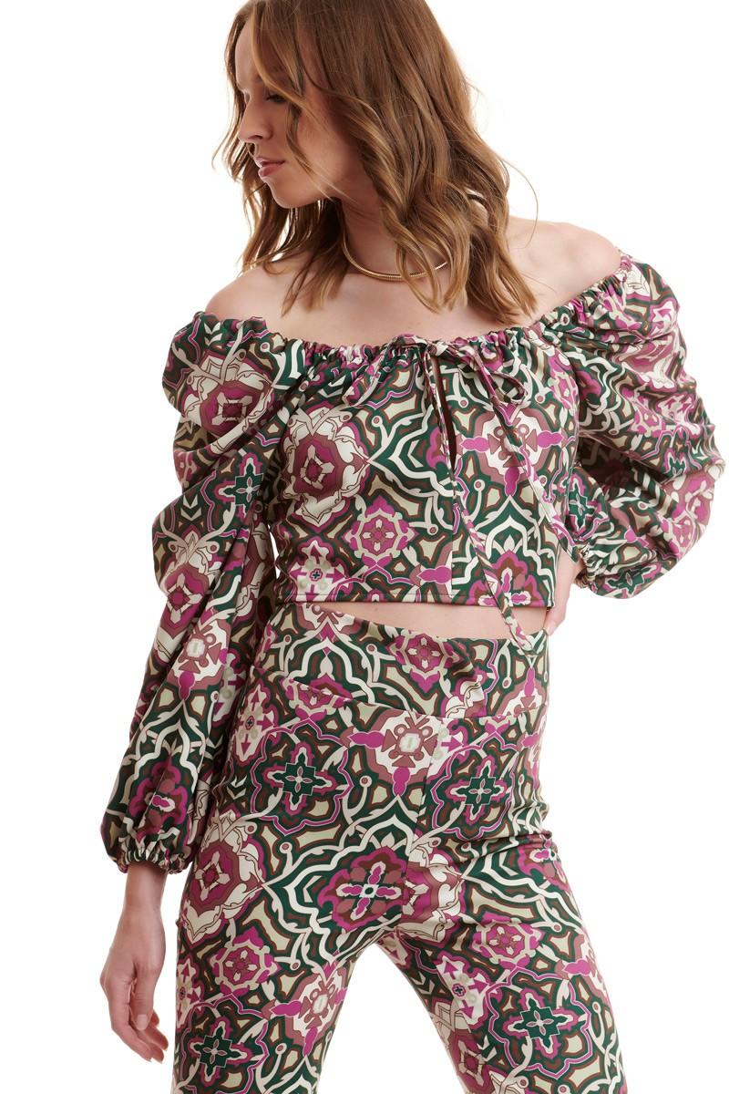 Ψηλόμεση εμπριμέ παντελόνα καμπάνα με φερμουάρ στο πλάϊ. Εμφάνιση από μπροστά ζουμ ψηλά