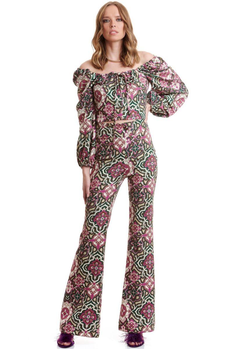 Ψηλόμεση εμπριμέ παντελόνα καμπάνα με φερμουάρ στο πλάϊ. Εμφάνιση από μπροστά