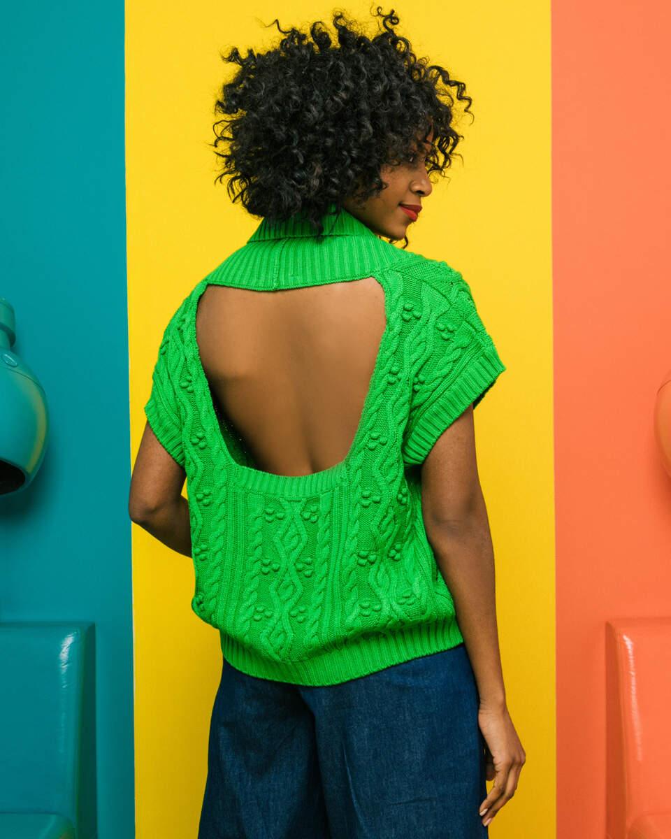 Πλεκτή αμάνικη πράσινη ζακέτα με V λαιμόκοψη, άνοιγμα στην πλάτη και μπροστά κουμπιά. Εμφάνιση από πίσω