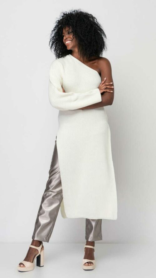 Μακριά εκρού πλεκτή μπλούζα με έναν ώμο, φαρδύ μανίκι και ανοίγματα στα πλαϊνά. Εμφάνιση από μπροστά