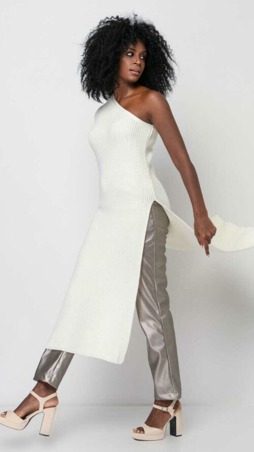 Μακριά εκρού πλεκτή μπλούζα με έναν ώμο, φαρδύ μανίκι και ανοίγματα στα πλαϊνά. Εμφάνιση στο πλάι