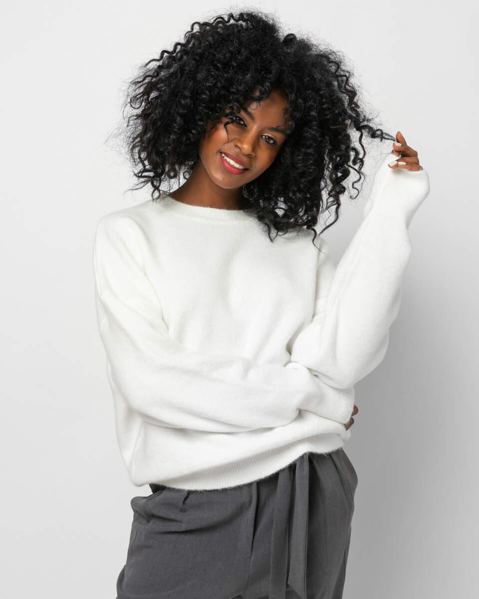 Πλεκτή εκρού μπλούζα με στρογγυλό λαιμό. Ζουμ μπροστά