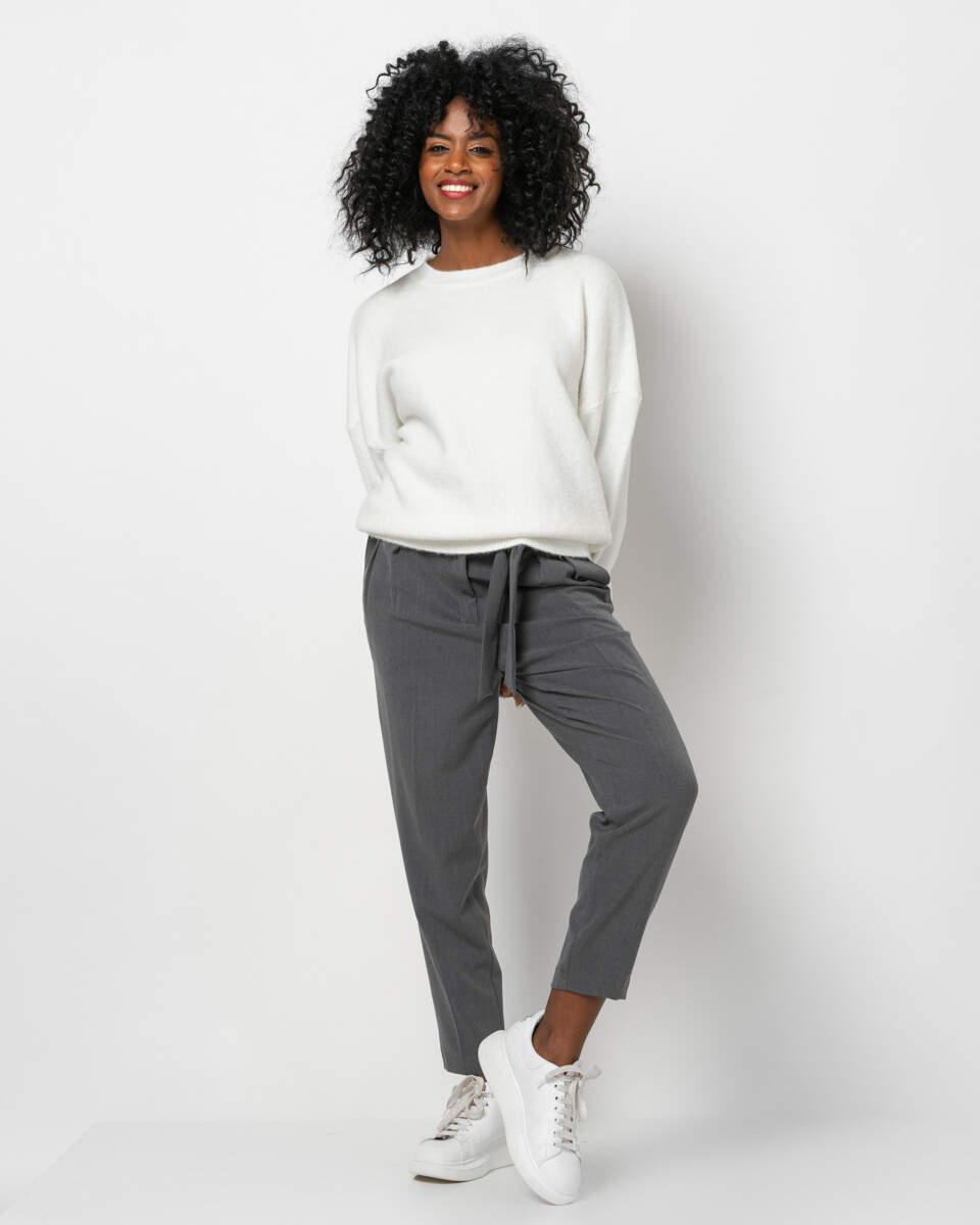 Πλεκτή εκρού μπλούζα με στρογγυλό λαιμό.