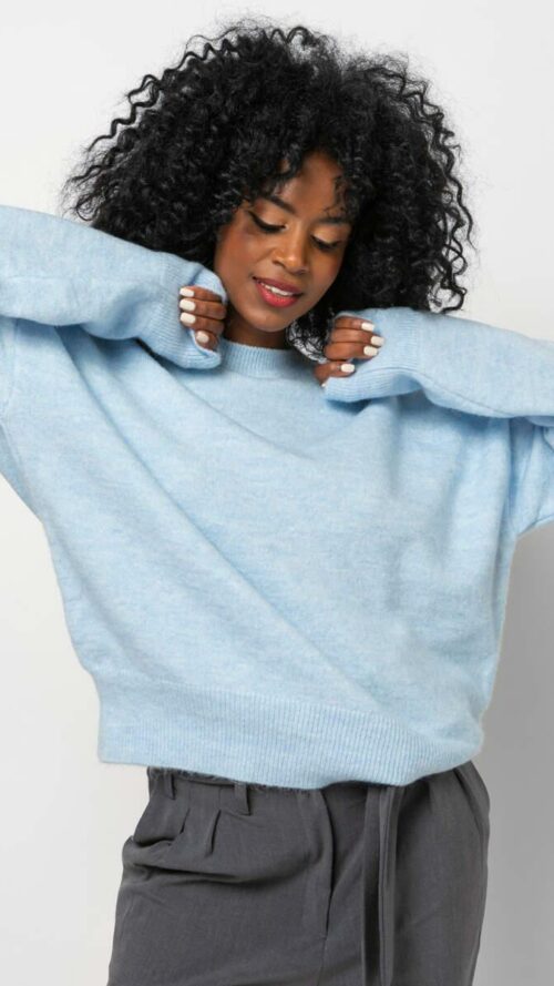 Πλεκτή σιέλ μπλούζα με στρογγυλό λαιμό. Ζουμ μπροστά