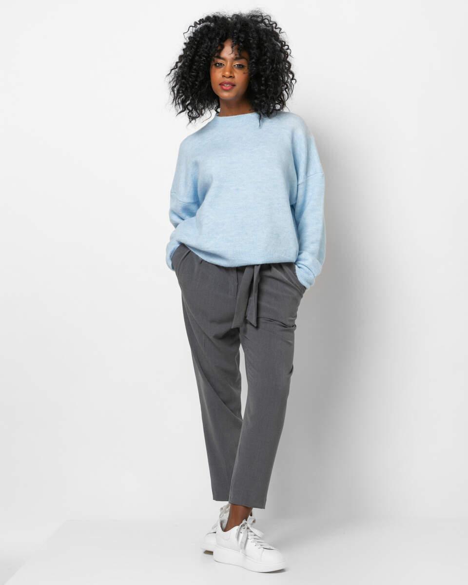 Πλεκτή σιέλ μπλούζα με στρογγυλό λαιμό.