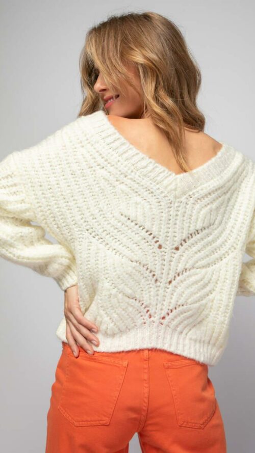 Πλεκτή εκρού μπλούζα με ανοιχτό V στην πλάτη και ιδιαίτερη ραφή. Εμφάνιση από πίσω