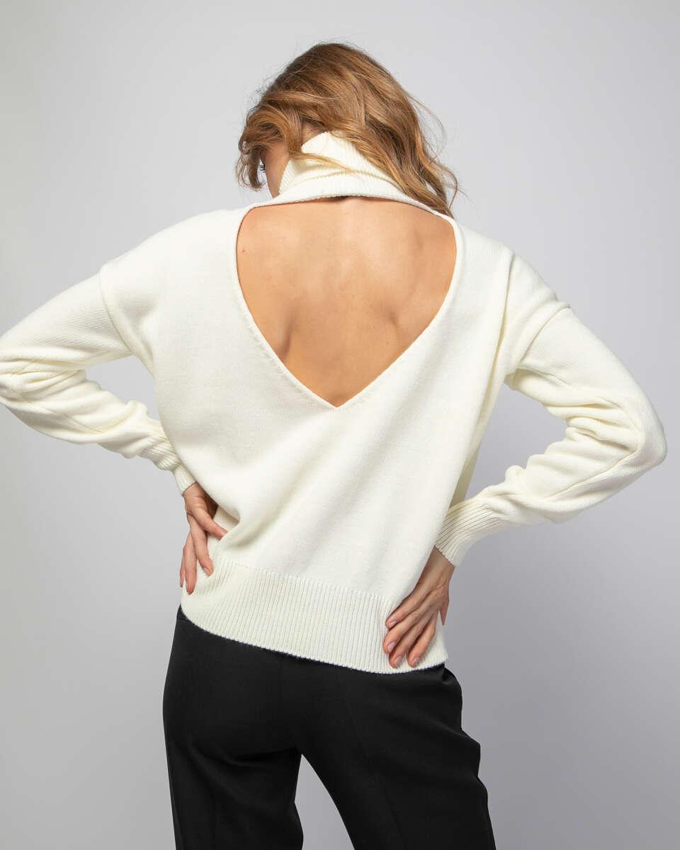 Πλεκτή εκρού μπλούζα ζιβάγκο με ανοιχτό σχήμα καρδιάς στην πλάτη. Εμφάνιση από πίσω