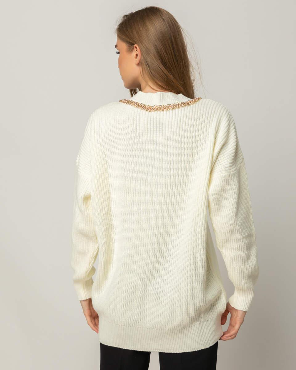 Πλεκτή εκρού μπλούζα με χρυσό V γιακά. Εμφάνιση από πίσω