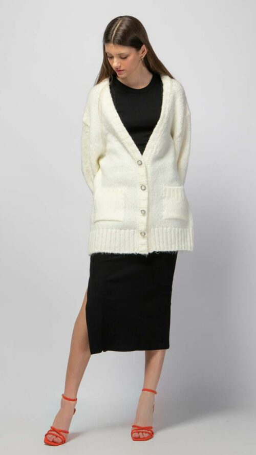 Πλεκτή εκρού μακριά ζακέτα με κουμπιά με στρας και πέρλα.