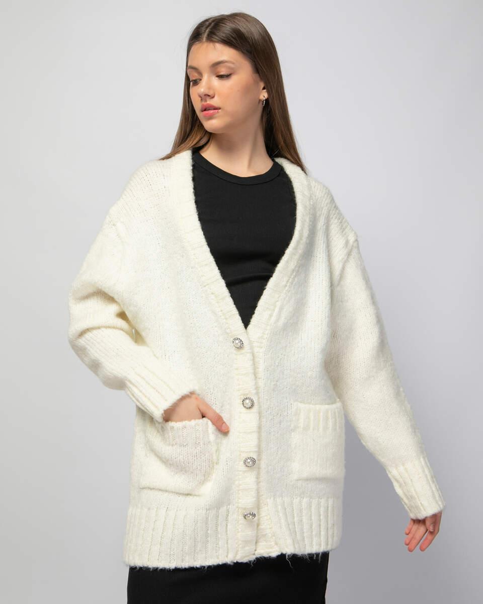 Πλεκτή εκρού μακριά ζακέτα με κουμπιά με στρας και πέρλα. Εμφάνιση από μπροστά.