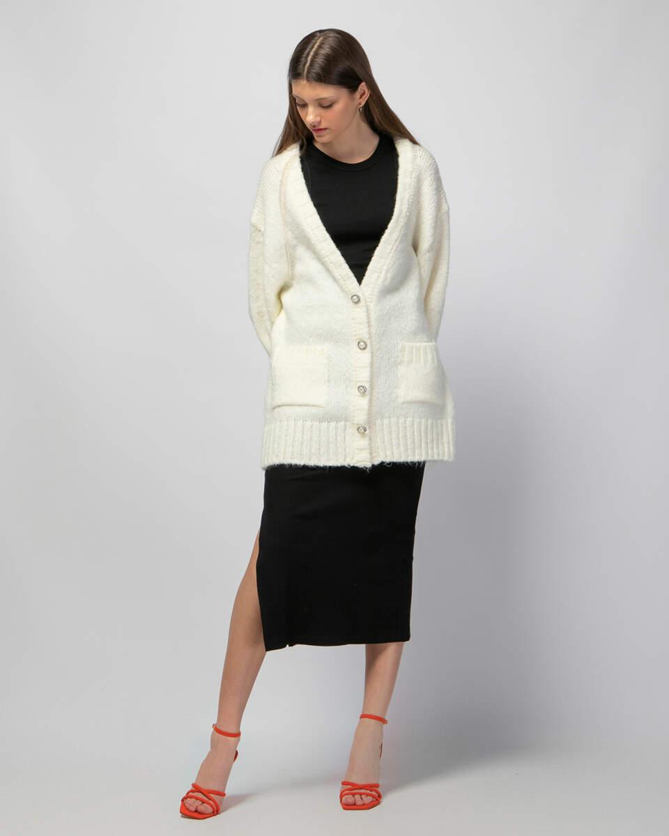 Πλεκτή εκρού μακριά ζακέτα με κουμπιά με στρας και πέρλα.