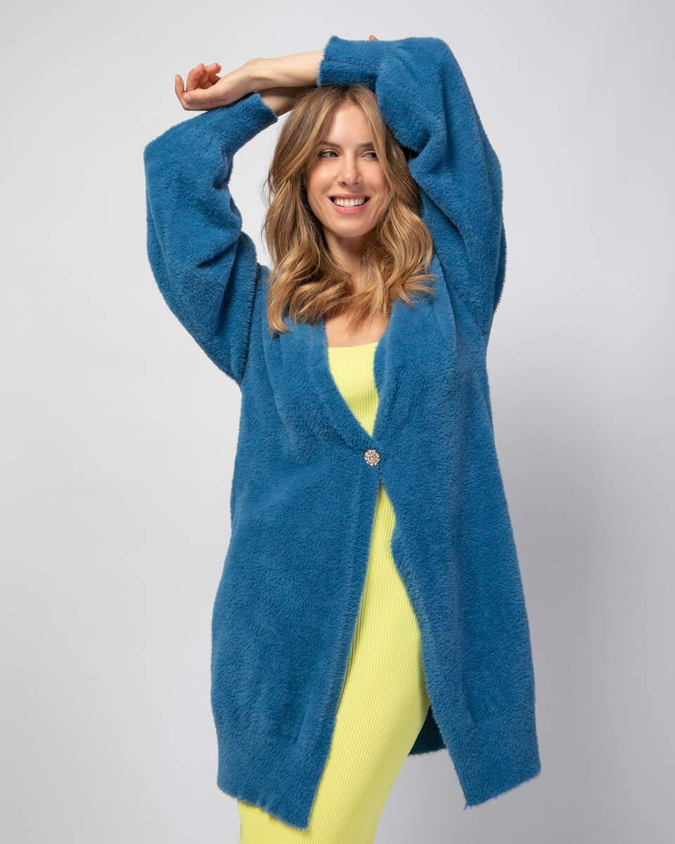 Πλεκτή fluffy ζακέτα με ένα χρυσό κουμπί. Εμφάνιση από μπροστά.