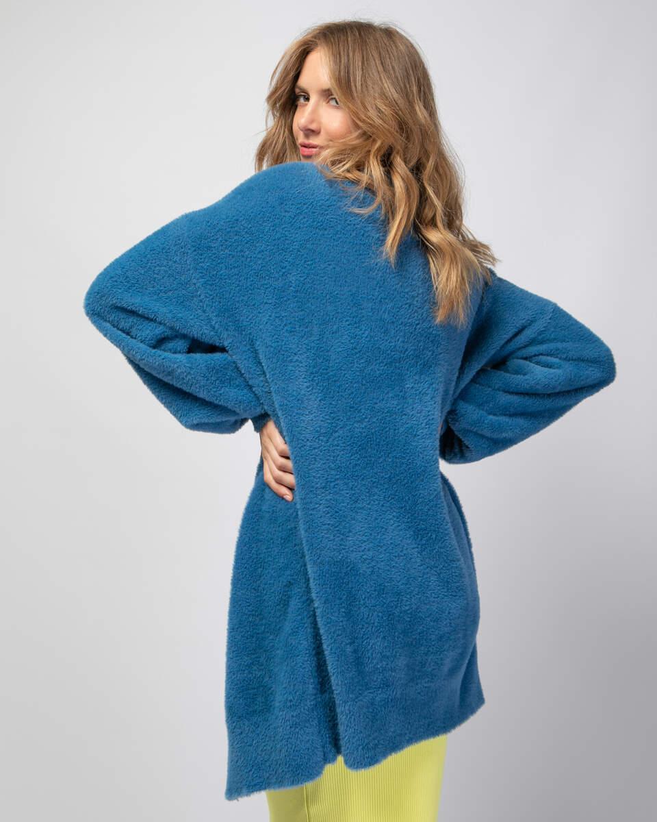 Πλεκτή fluffy ζακέτα με ένα χρυσό κουμπί. Εμφάνιση από πίσω.