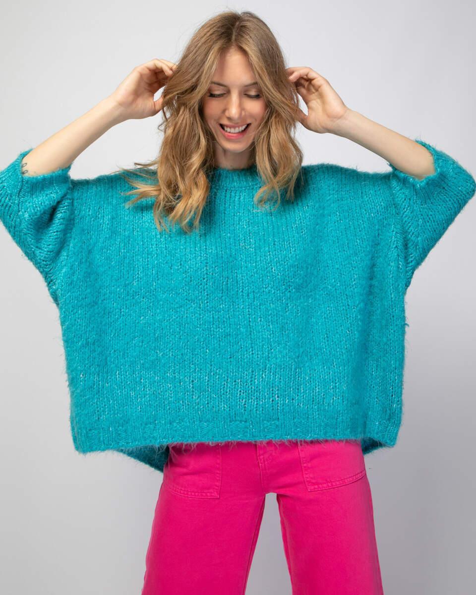 Πλεκτή oversized τυρκουάζ μπλούζα με κοντά μανίκια. Εμφάνιση από μπροστά με ζουμ