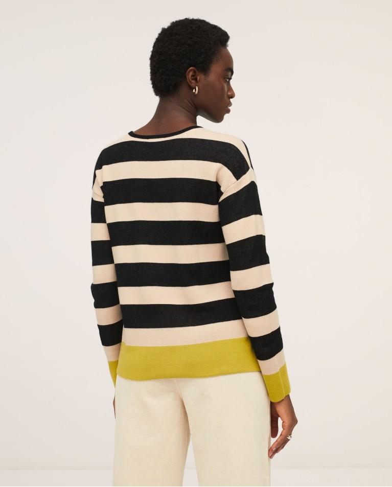 Πλεκτό τρίχρωμο πουλόβερ με μακριά μανίκια και στρογγυλό λαιμό. Εκρού, μαύρο και κίτρινο χρώμα στο τελείωμα. Εμφάνιση πίσω