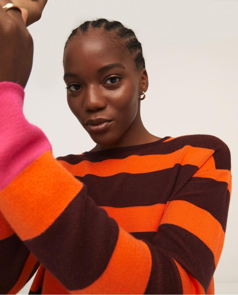 Πλεκτό τρίχρωμο πουλόβερ με μακριά μανίκια και στρογγυλό λαιμό. Πορτοκαλί, καφέ και φούξια στο τελείωμα, ζουμ