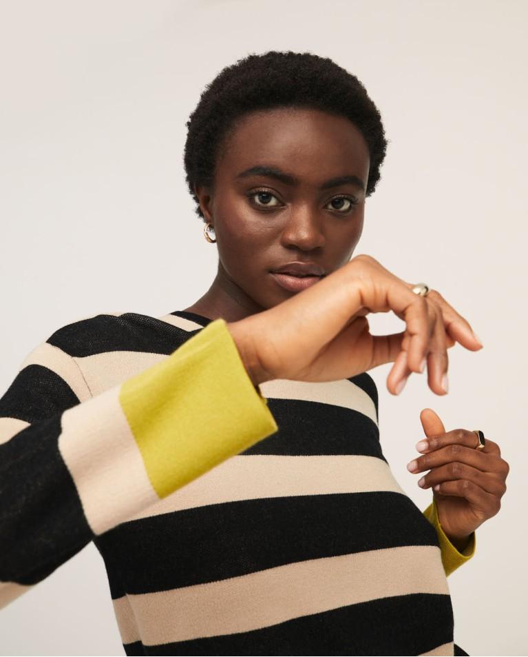 Πλεκτό τρίχρωμο πουλόβερ με μακριά μανίκια και στρογγυλό λαιμό. Εκρού, μαύρο και κίτρινο χρώμα στο τελείωμα. Εμφάνιση ζουμ