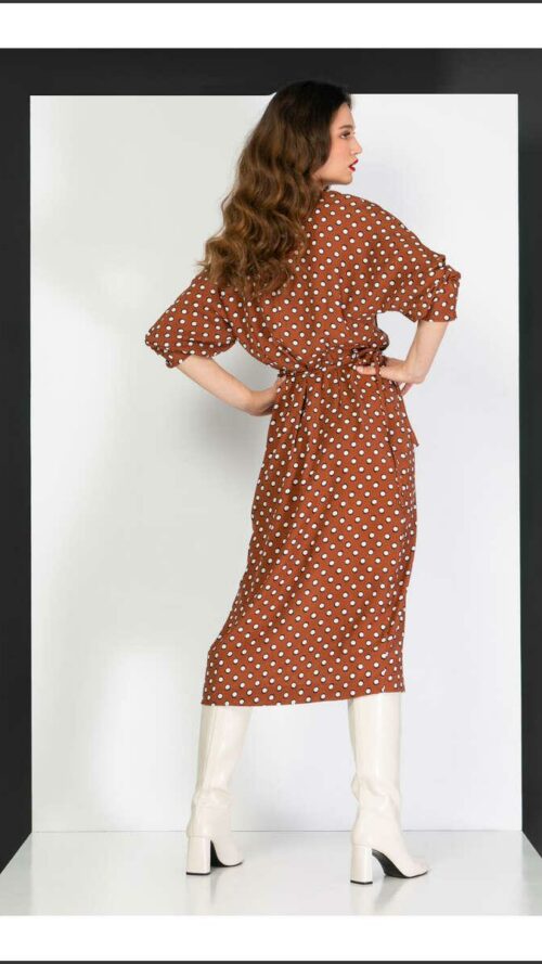 Καφέ με λευκό πουά κρουαζέ φόρεμα από πίσο