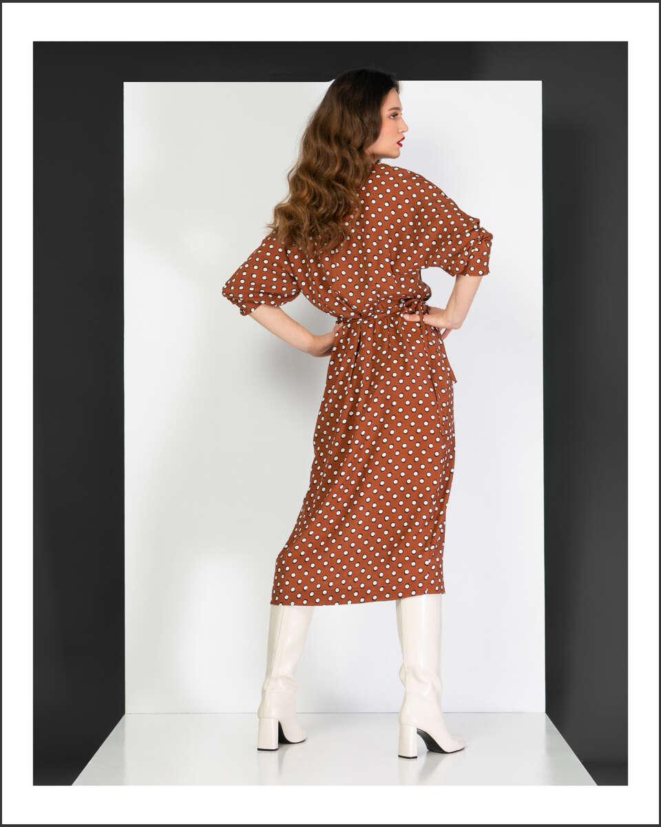 Καφέ με λευκό πουά κρουαζέ φόρεμα από πίσο