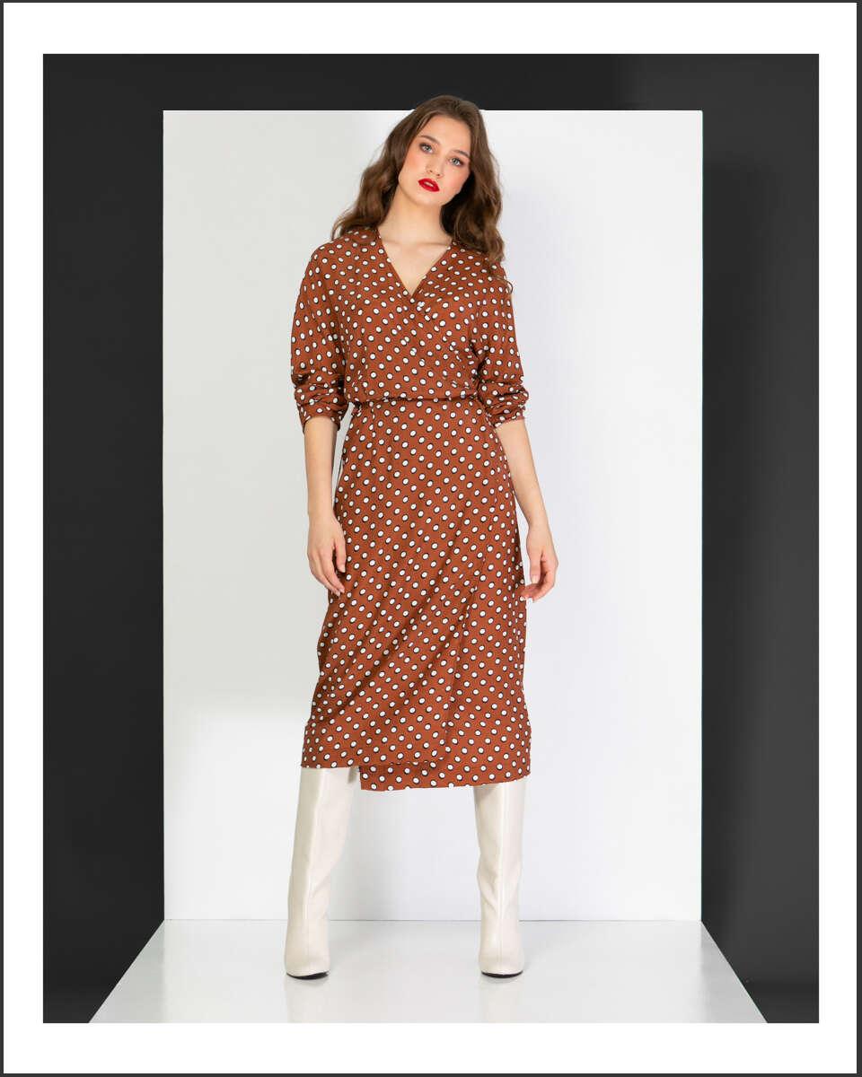 Καφέ με λευκό πουά κρουαζέ φόρεμα