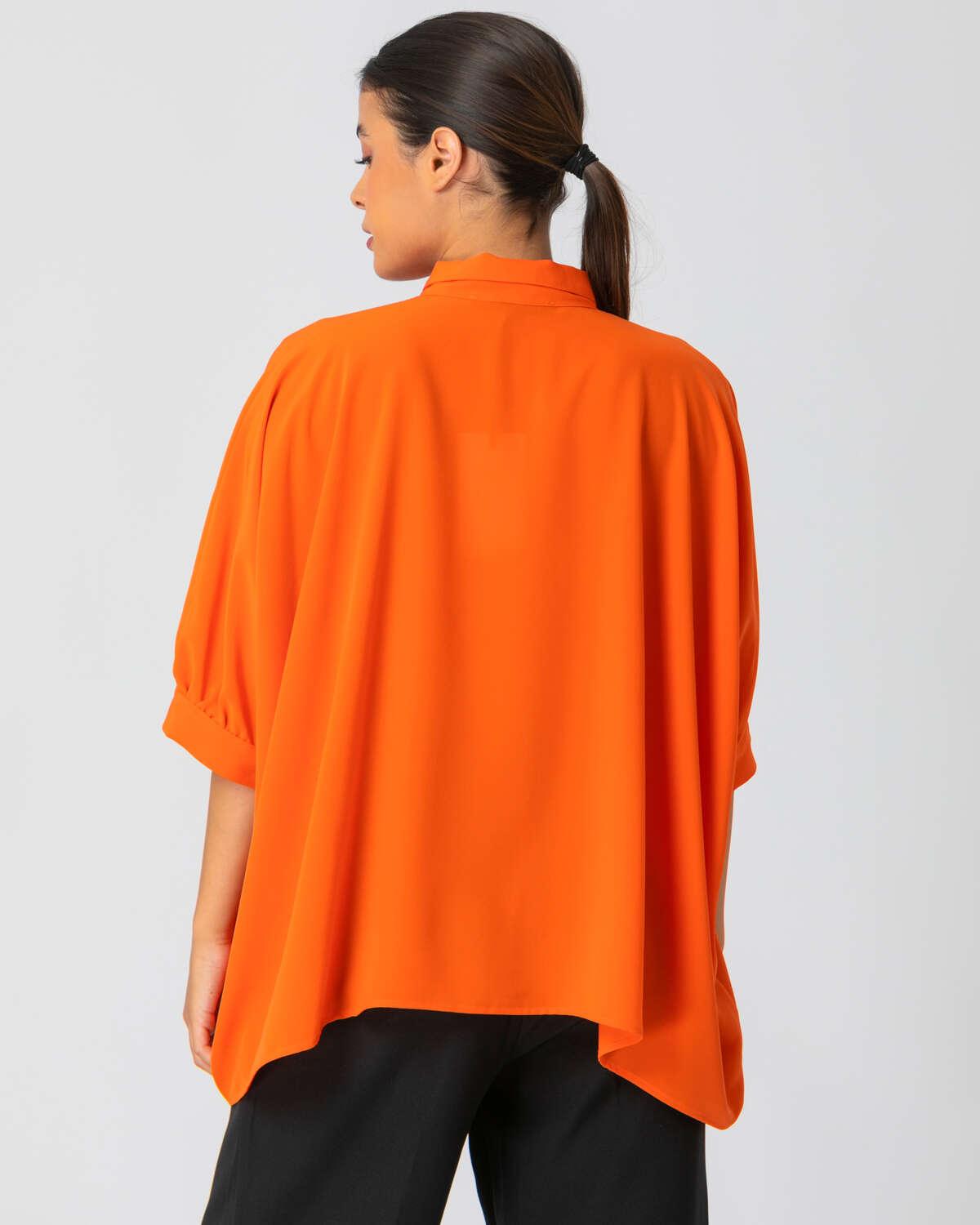 Πορτοκαλί πουκάμισο με κοντό μανίκι. Εμφάνιση από πίσω.