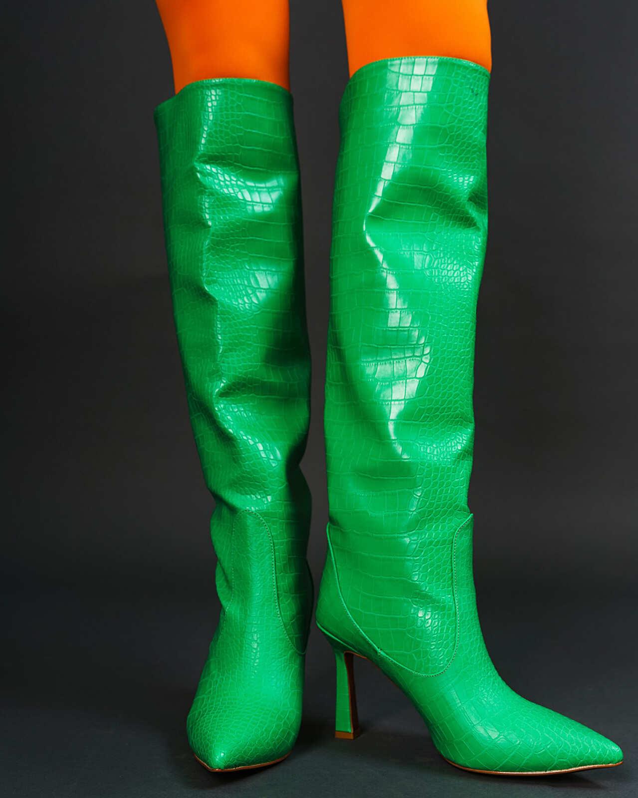 Πράσινη κροκό μπότα μέχρι το γόνατο με τακούνι. Εμφάνιση από μπροστά