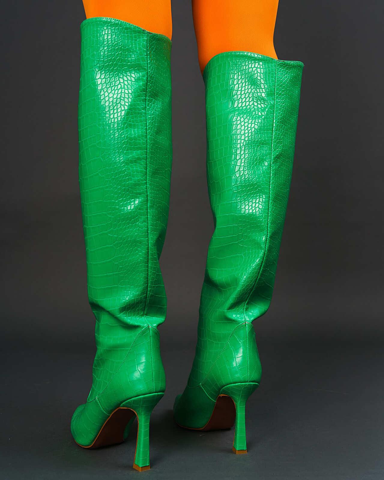 Πράσινη κροκό μπότα μέχρι το γόνατο με τακούνι. Εμφάνιση από πίσω