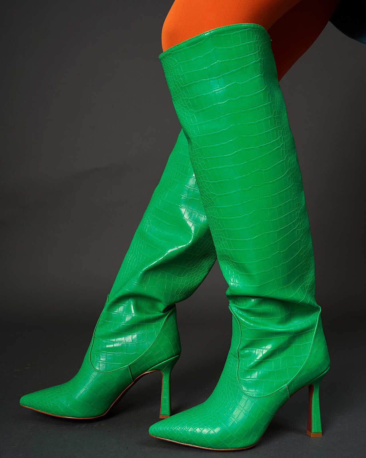 Πράσινη κροκό μπότα μέχρι το γόνατο με τακούνι. Εμφάνιση στο πλάι