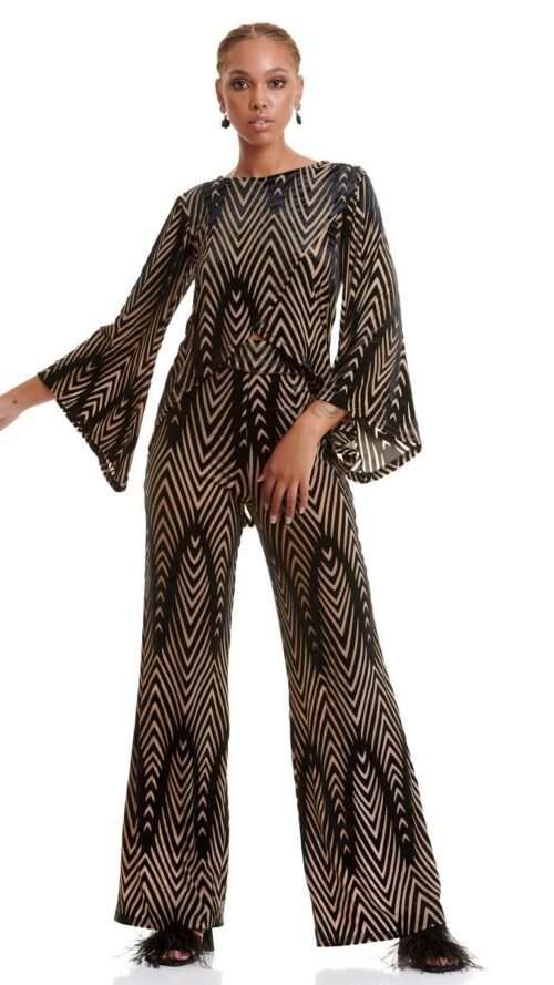 Ψηλόμεση ημιδιάφανη παντελόνα με λάστιχο στη μέση. Εμφάνιση μπροστά