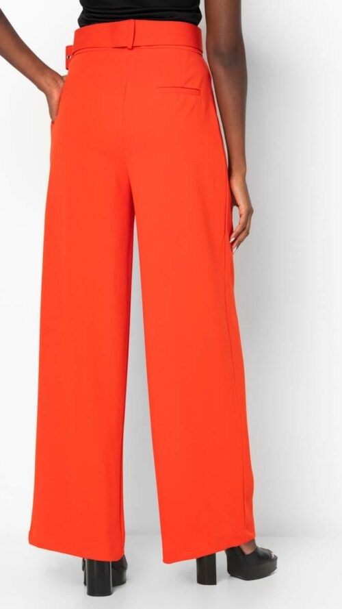 Ψηλόμεση κόκκινη παντελόνα με τσέπες και ασορτί αποσπώμενη ζώνη. Εμφάνιση από πίσω