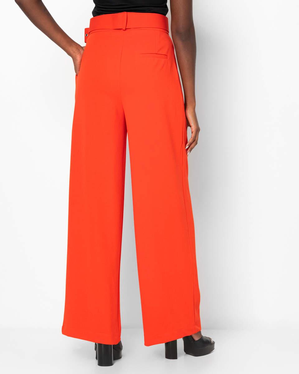 Ψηλόμεση κόκκινη παντελόνα με τσέπες και ασορτί αποσπώμενη ζώνη. Εμφάνιση από πίσω