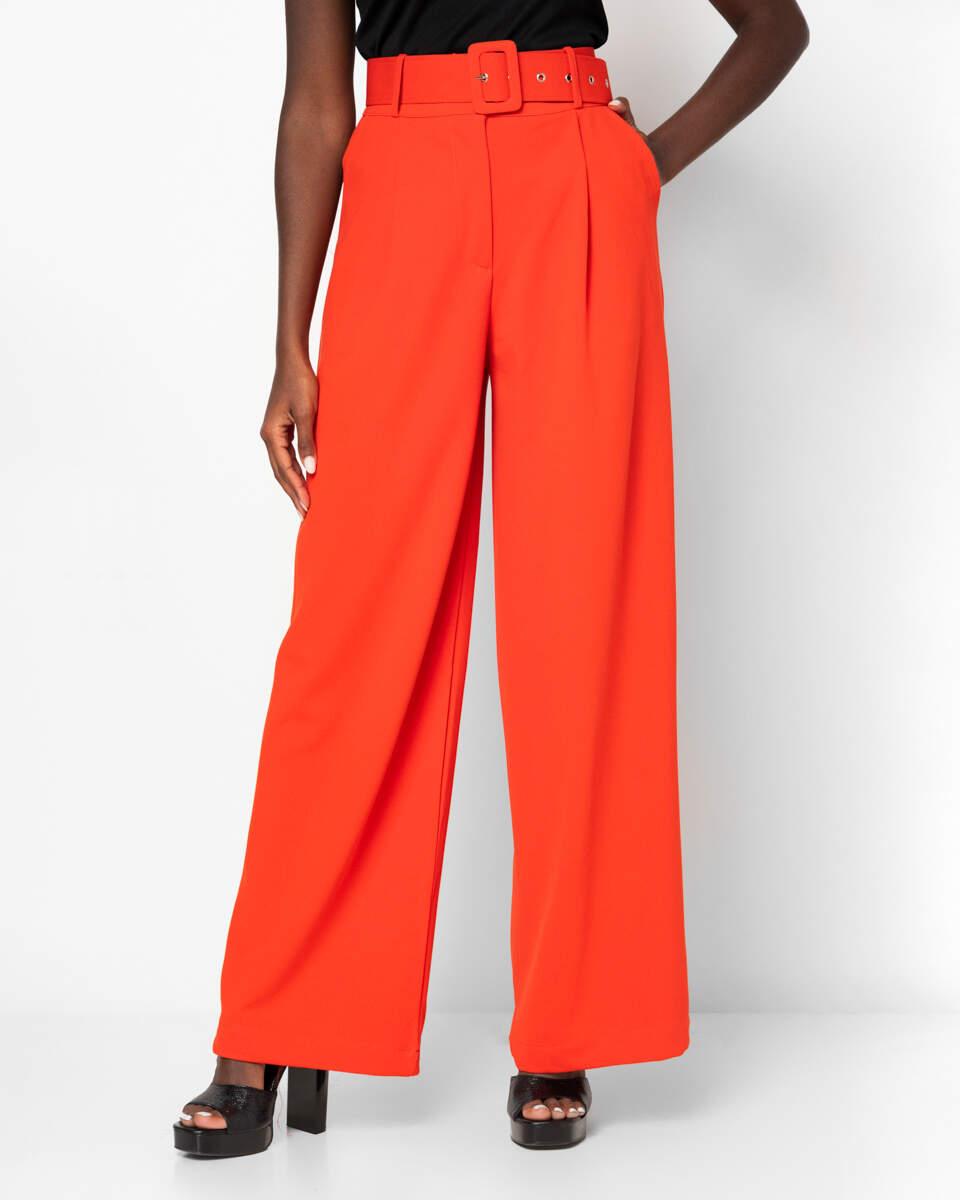 Ψηλόμεση κόκκινη παντελόνα με τσέπες και ασορτί αποσπώμενη ζώνη. Εμφάνιση από μπροστά με ζουμ