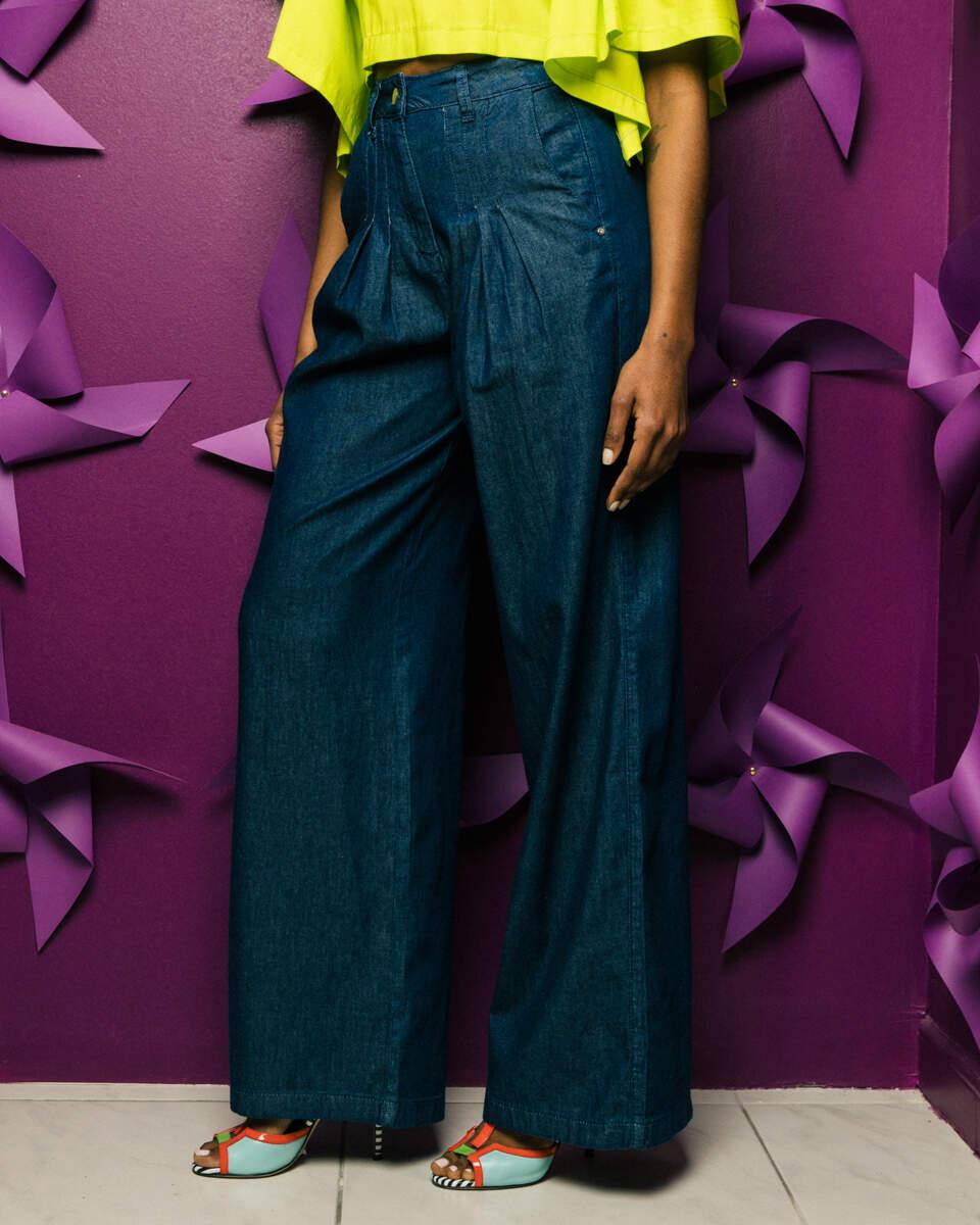 Ψηλόμεση τζιν παντελόνα καμπάνα με τσέπες. Εμφάνιση στο πλάι