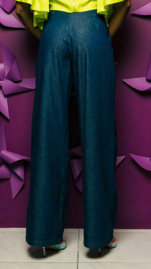 Ψηλόμεση τζιν παντελόνα καμπάνα με τσέπες. Εμφάνιση από πίσω