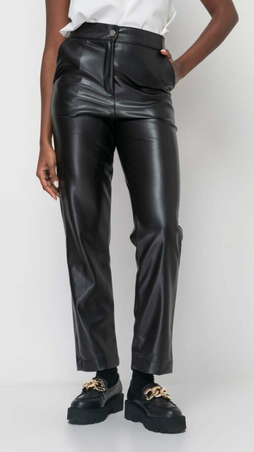 psilomeso-panteloni-apo-dermatini-mayro-mprosta Ψηλόμεσο μαύρο παντελόνι από δερματίνη σε ίσια γραμμή με τσέπες. Εμφάνιση από μπροστά