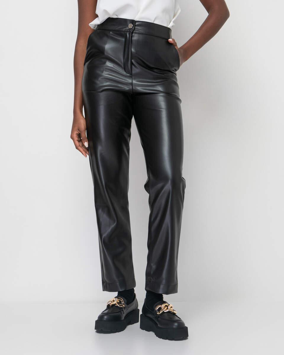 Ψηλόμεσο μαύρο παντελόνι από δερματίνη σε ίσια γραμμή με τσέπες. Εμφάνιση από μπροστά