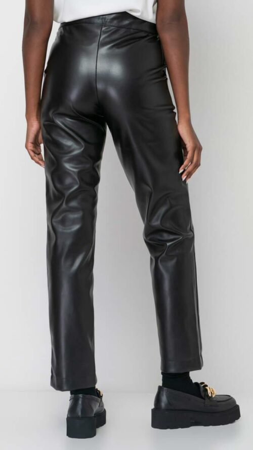 Ψηλόμεσο μαύρο παντελόνι από δερματίνη σε ίσια γραμμή με τσέπες. Εμφάνιση από πίσω