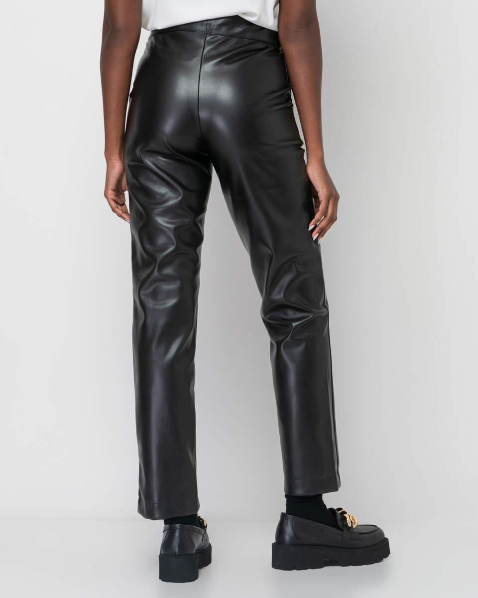 Ψηλόμεσο μαύρο παντελόνι από δερματίνη σε ίσια γραμμή με τσέπες. Εμφάνιση από πίσω