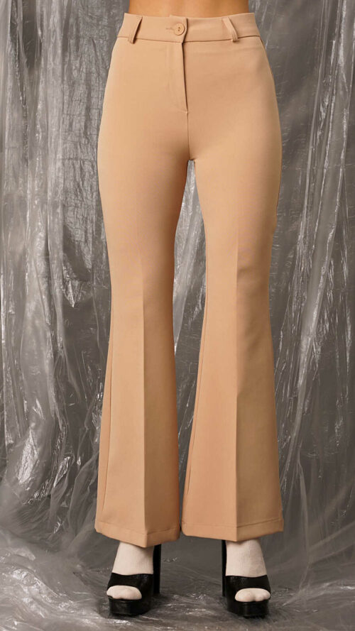 Ψηλόμεσο κάμελ παντελόνι καμπάνα χώρις τσέπες. Κλείσιμο με κουμπί και φερμουάρ. Εμφάνιση από μπροστά