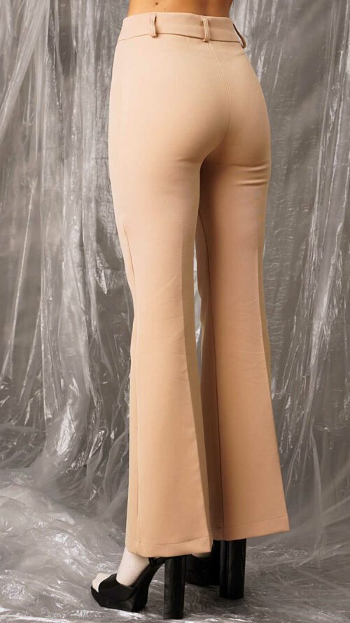 Ψηλόμεσο κάμελ παντελόνι καμπάνα χώρις τσέπες. Κλείσιμο με κουμπί και φερμουάρ. Εμφάνιση από πίσω